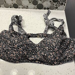Summersault woman’s flowered bikini top